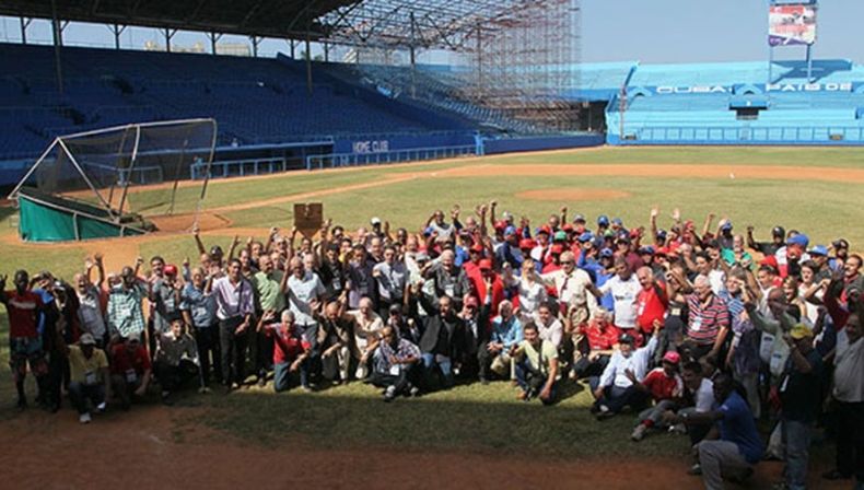 El coloquio por la reapertura del Salón de la Fama del Béisbol cubano otorgó el Premio Martín Dihigo a Fidel Castro. Dedicaron el evento a los ?Cinco Héroes? (espías de la Red Avispa)