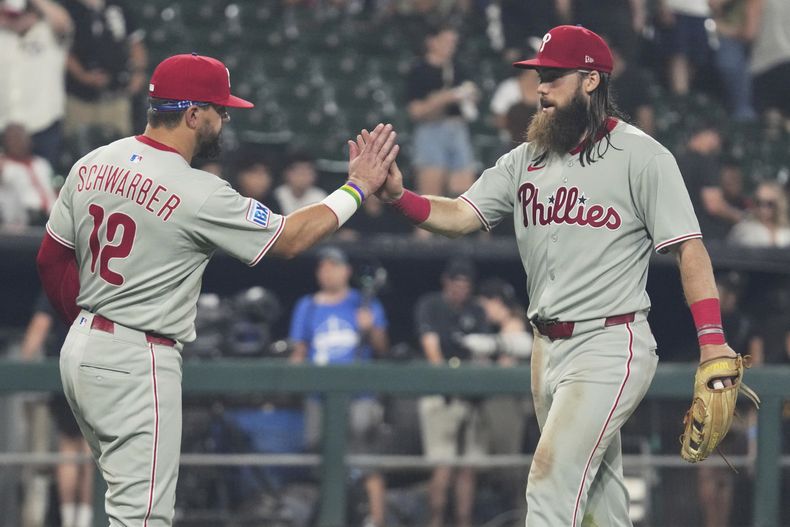 Kyle Schwarber de los Filis de Filadelfia celebra con Brandon Marsh la victoria ante los Medias Blancas de Chicago el martes 29 de julio del 2025. (AP Foto/Nam Y. Huh)