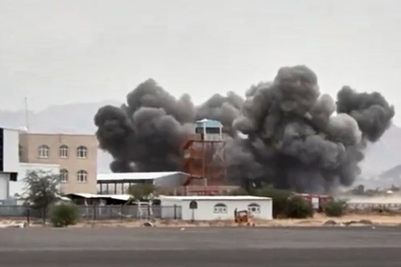 ARCHIVO - Esta imagen tomada de un video emitido por Al-Masirah TV, un canal de noticias controlado por los hutíes, muestra una explosión en el complejo del Aeropuerto Internacional de Saná durante lo que los hutíes con apoyo iraní describieron como varios bombardeos saudíes en Saná, Yemen, el 13 de julio de 2026. (Al-Masirah TV via AP, Archivo)