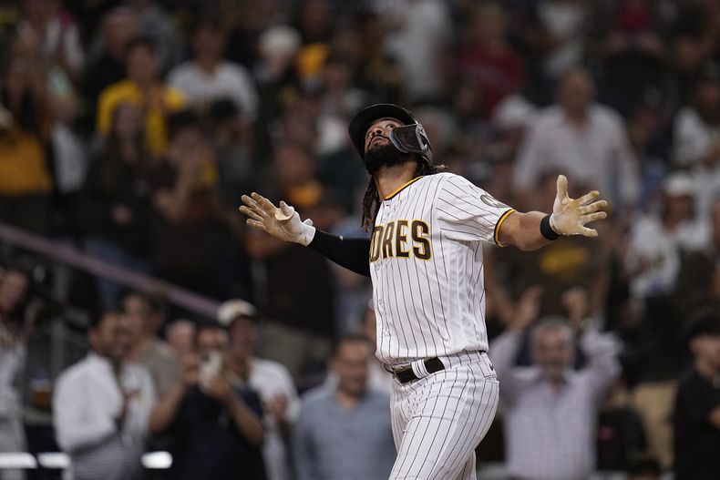 El dominicano Fernando Tatis Jr., de los Padres de San Diego, festeja luego de batear un jonrón en el duelo del martes 5 de septiembre de 2023, ante los Filis de Filadelfia (AP Foto/Gregory Bull)
