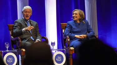 El expresidente Bill Clinton y la exsecretaria de Estado Hillary Rodham Clinton responden a preguntas de la audiencia el sábado 7 de diciembre de 2024 en el auditorio del Robinson Center, en Little Rock, Arkansas. (AP Foto/Katie Adkins)