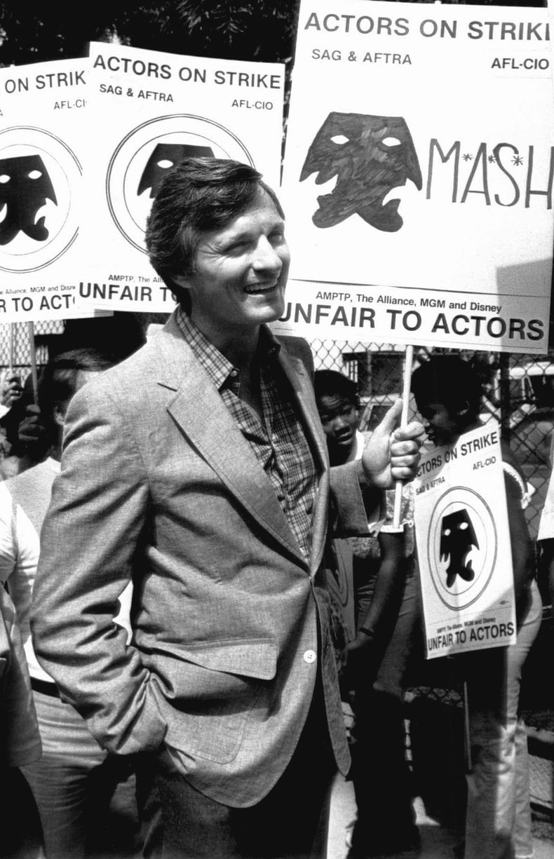 ARCHIVO - El actor Alan Alda, de la serie M*A*S*H*, en una manifestación frente a los estudios Twentieth-Century Fox en Los Ángeles, el 6 de agosto de 1980. Alda dijo que los actores que han tenido éxito se lo deben a otros actores que se han unido a la huelga por salarios justos. (Foto AP/Randy Rasmussen)