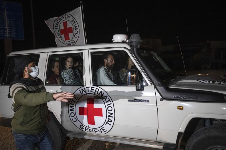 Un vehículo de la Cruz Roja en que viajan israelíes liberados por Hamás se dirige a Egipto por el cruce fronterizo en Rafah, el sábado 25 de noviembre de 2023. (AP Foto/Fatima Shbair)