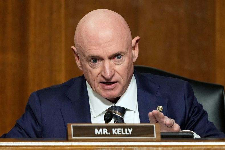 El senador demócrata por Arizona Mark Kelly en el Congreso en Washington el 14 de enero del 2025. (AP foto/Ben Curtis)
