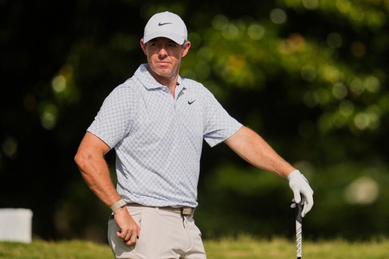 El golfista norirlandés Rory McIlroy espera para realizar su golpe en el tee del hoyo 10 durante la tercera ronda del torneo de golf St. Jude Championship, el sábado 15 de agosto de 2026, en Memphis, Tennessee. (Foto AP/George Walker IV)