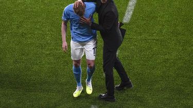 El entrenador del Manchester City Pep Guardiola consuela a Kevin De Bruyne luego de salir lesionado del campo durante la final de la Liga de Campeones ante el Inter de Milán, el sábado 10 de junio de 2023, en Estambul. (AP Foto/Thanassis Stavrakis)