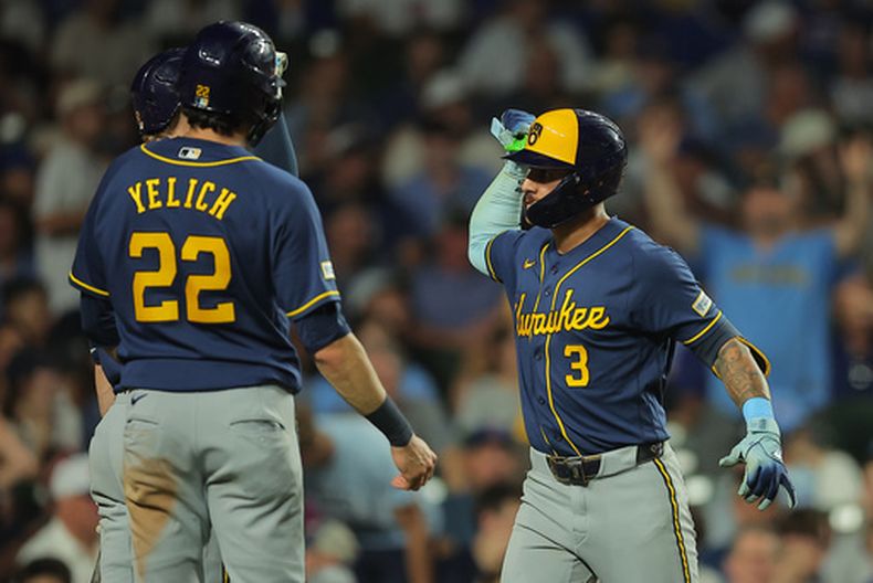 El mexicano Joey Ortiz, de los Cerveceros de Milwaukee, festeja su jonrón de dos carreras con su compañero Christian Yelich, el martes 1 de septiembre de 2026, en un duelo ante los Cachorros de Chicago (AP Foto/Melissa Tamez)