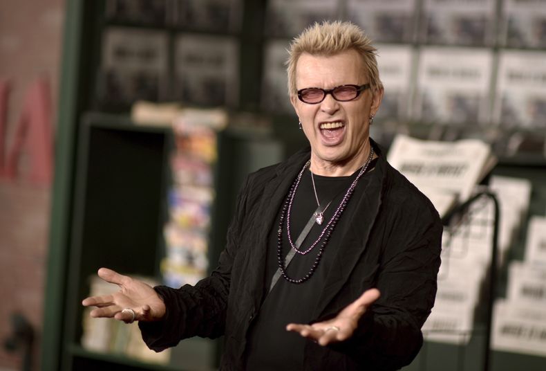 ARCHIVO - Billy Idol en el estreno en Los Angeles de The Irishman el 24 de octubre de 2019. Idol se presentará en concierto previo al Super Bowl el 11 de febrero fiera del Allegiant Stadium, donde se disputará la final de campeonato de la NFL. (Foto Richard Shotwell/Invision/AP, archivo)