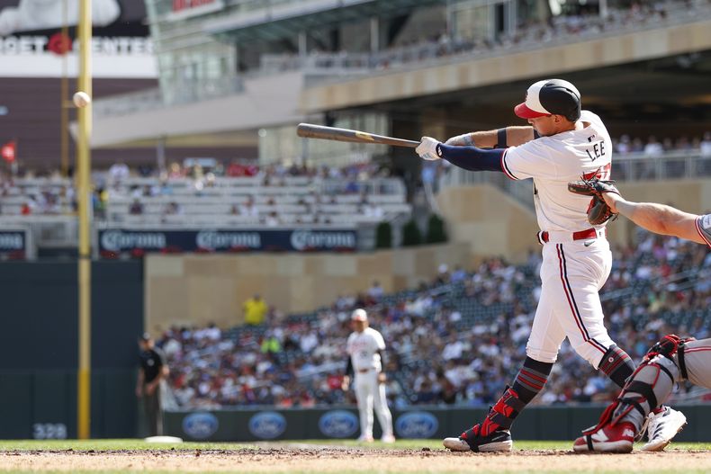 Brooks Lee de los Mellizos de Minnesota batea un sencillo remolcador ante los Rojos de Cincinnati, el domingo 15 de septiembre de 2024. (AP Foto/Bailey Hillesheim)