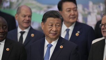 El presidente de China, Xi Jinping, posa para la foto de grupo de los líderes mundiales en la Cumbre del G20, en Río de Janeiro, el martes 19 de noviembre de 2024. (Foto AP/Silvia Izquierdo)