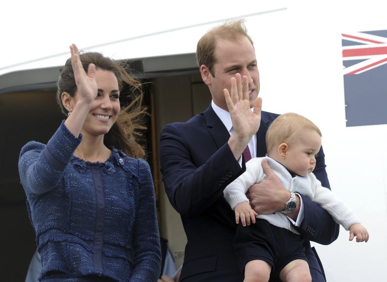 El pr&iacute;ncipe brit&aacute;nico Guillermo, su esposa Kate y el hijo de ambos, Jorge, a su partida de Wellington, Nueva Zelanda, rumbo a Sydney, Australia, el mi&eacute;rcoles 16 de abril de 2014. (AP Foto/SNPA, Ross Setford)