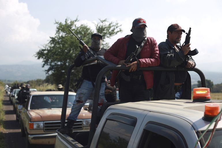Autodefensas de oeste de México piden ayuda ante extorsiones
