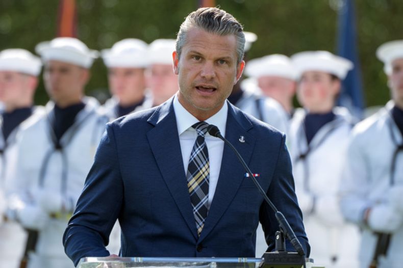 El secretario de Defensa de Estados Unidos, Pete Hegseth, habla en una ceremonia en el Día Nacional de Reconocimiento de los Prisioneros de Guerra y los Soldados Caídos en el Pentágono, el viernes 18 de septiembre de 2026 en Washington. (AP Foto/Mark Schiefelbein)