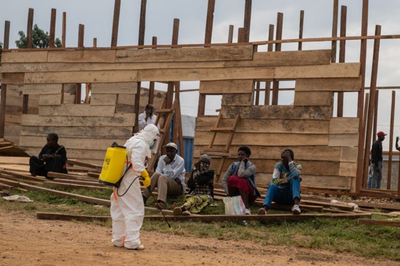 Un trabajador desinfecta el área alrededor de un centro de tratamiento bajo construcción en el Hospital General de Bunia, República Democrática del Congo, el 15 de junio de 2026. (AP foto/Moses Sawasawa)