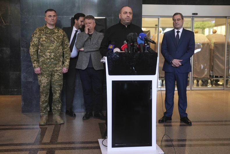 El ministro de Defensa de Ucrania, Rustem Umerov, habla con reporteros en Estambul, Turquía, el 16 de mayo de 2025. (AP Foto/Evgeniy Maloletka)