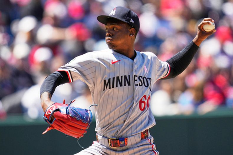 Kendry Rojas, de los Mellizos de Minnesota, lanza en la segunda entrada de un partido de béisbol contra los Guardianes de Cleveland en Cleveland, el domingo 10 de mayo de 2026. (Foto AP/Sue Ogrocki)