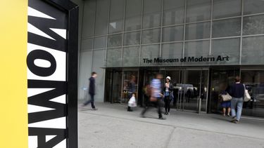 ARCHIVO- Personas caminan frente a la entrada del Museo de Arte Moderno en Nueva York, el 22 de abril de 2014. Un artista que participó desnudo en una retrospectiva de la artista Marina Abramovic en el museo presentó una demanda argumentando que la institución no emprendió medidas después de que fue agredido sexualmente varias veces por personas del público. La demanda fue presentada en Manhattan el 22 de enero de 2024. (Foto AP/Richard Drew, archivo)