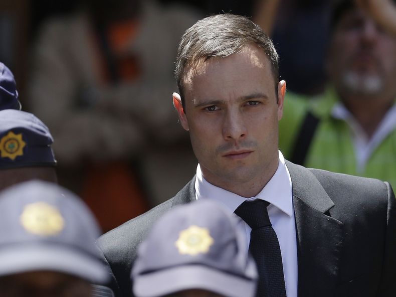 Oscar Pistorius fotografiado al salir de los tribunales el 17 de octubre del 2014 en Pretoria, Sud&aacute;frica. La fiscal&iacute;a dijo que apelar&aacute; el fallo de homicidio no premeditado y la condena del atleta a solo cinco a&ntilde;os de prisi&oacu