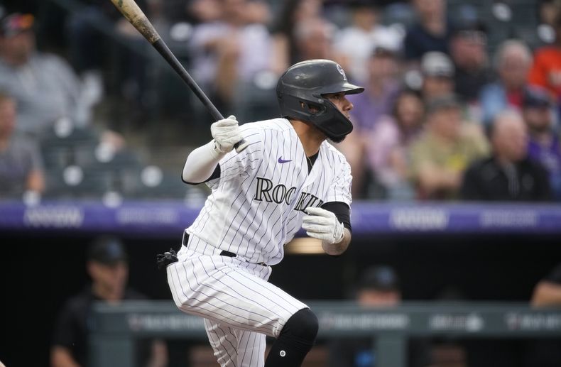 El venezolano Harold Castro conecta un sencillo productor en el juego del martes 23 de mayo de 2023, entre los Rockies de Colorado y los Marlins de Miami (AP Foto/David Zalubowski)