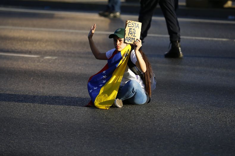 2014-02-14T231653Z_399693018_GM1EA2F0K5101_RTRMADP_3_VENEZUELA-PROTESTS.jpg