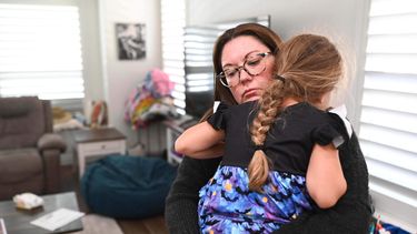 Jennifer Bittner con su hija de 6 años Amelia en su casa en Pflugerville, Texas, el 29 de octubre del 2025. (AP foto/Jack Myer)