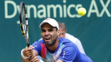 americateve | El colombiano Alejandro Falla durante el prtido en que venci&oacute; a Philipp Kohlschreiber el 14 de junio del 2014 para avanzar a la final del torneo de tenis de Halle. (AP Foto/Michael Probst)