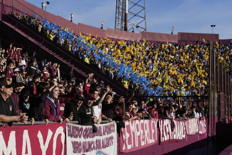 Seguidores de Rosario Central alientan a su equipo en el primer encuentro en que se permitió público visitante en el fútbol argentino desde hace 12 años. El club se impuso a Lanús el sábado 19 de julio de 2025 (AP Foto/Gustavo Garello)