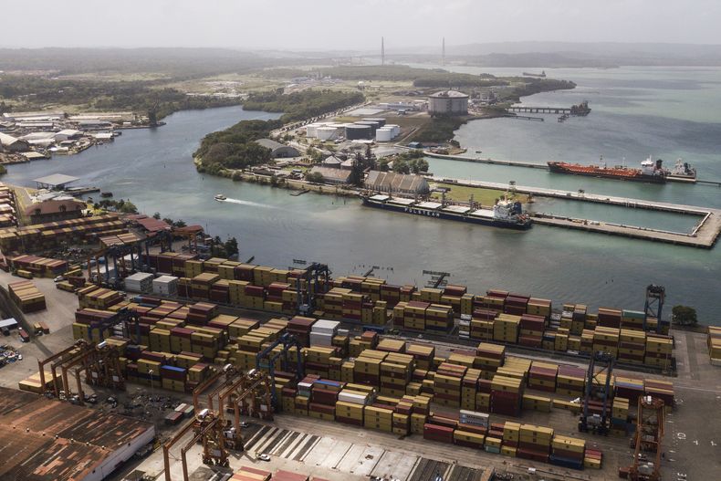 Contenedores esperan en el puerto de Cristóbal, operado por la Compañía de Puertos de Panamá, en Colón, el martes 4 de febrero de 2025. (AP Foto/Matías Delacroix)