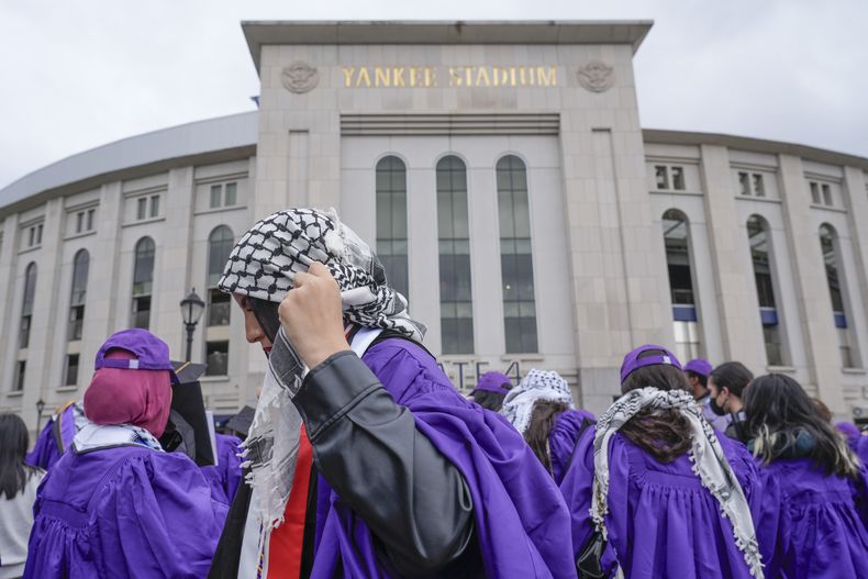 ARCHIVO - Cerca de dos docenas de alumnos graduados de New York University (NYU) y otros partidarios de la causa palestina protestan afuera del Yankee Stadium durante la ceremonia de graduación de NYU realizada en el estadio, en Nueva York, el 15 de mayo de 2024. (AP Foto/Seth Wenig, archivo)