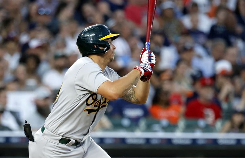 Ryan Noda de los Atléticos de Oakland observa su remolcador sencillo en la décima entrada frente a los Tigres de Detroit el martes 4 de julio del 2023. (AP Foto/Duane Burleson)