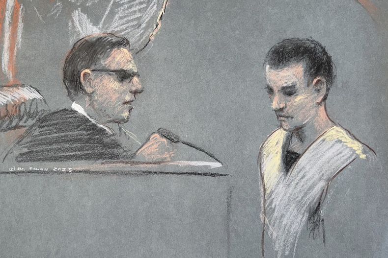 Este retrato de un artista muestra al miembro de la Guardia Nacional Aérea de Massachusetts, Jack Teixeira, el 14 de abril de 2023, en una corte federal de Boston. (Margaret Small via AP)