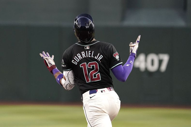 Lourdes Gurriel Jr., de los Diamondbacks de Arizona, gesticula después de conectar un jonrón de tres carreras contra los Cardenales de San Luis durante la sexta entrada del juego de béisbol el sábado 13 de abril de 2024, en Phoenix. (AP Foto/Darryl Webb)