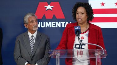 Muriel Bowser (derecha), alcaldesa de Washington D.C. habla en una conferencia de prensa junto a Ted Leonsis, dueño de los Wizards y los Capitals, el miércoles 27 de marzo de 2024 (AP Foto/Stephanie Scarbrough)