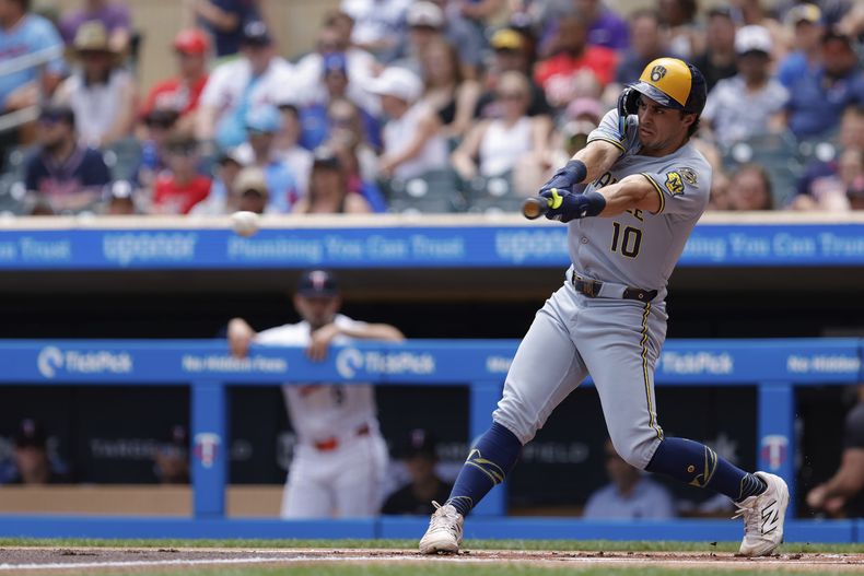 Sal Frelick (10) de los Cerveceros de Milwaukee conecta un sencillo ante el lanzador Simeon Woods Richardson de los Mellizos de Minnesota durante la primera entrada de un partido de béisbol, el sábado 21 de junio de 2025, en Minneapolis. (AP Photo/Bailey Hillesheim)