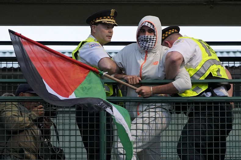 La policía detiene a un manifestante durante una manifestación frente a la Convención Nacional Demócrata el miércoles 21 de agosto de 2024, en Chicago. (Foto AP/Alex Brandon)