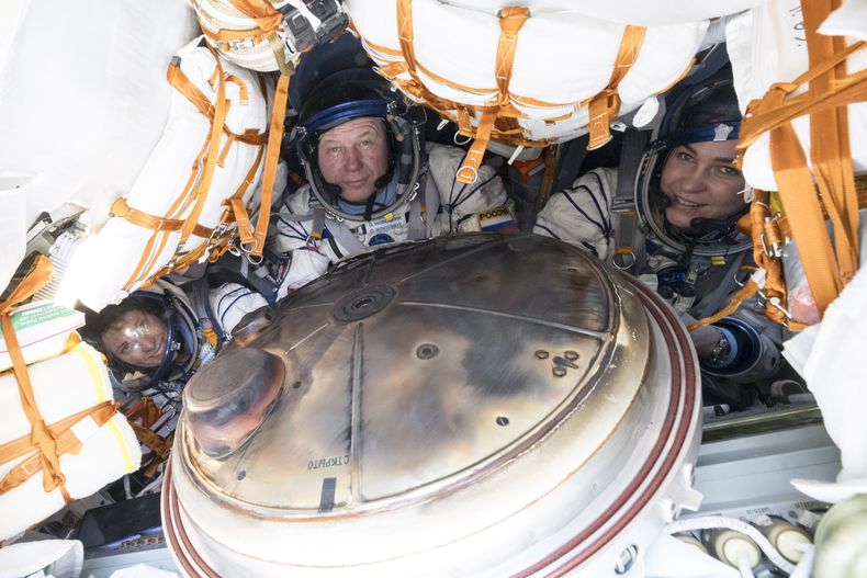 La astronauta de la NASA Loral OHara (izquierda), el cosmonauta ruso Oleg Novitsky y la bielorrusa Marina Vasilevskaya (derecha), en el interior de la cápsula Soyuz MS-24 tras aterrizar en una zona remota cerca de la localidad de Dzhezkazgan, en Kazajistán, el 6 de abril de 2024. (Bill Ingalls/NASA vía AP)