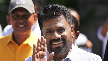 El líder y candidato presidencial de Poder Popular Nacional, Anura Kumara Dissanayake, llega a un centro de votación para votar en Colombo, Sri Lanka, el sábado 21 de septiembre de 2024. (AP Foto/Eranga Jayawardena)