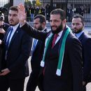 El presidente de Siria, Ahmed al Sharaa, saluda a sus simpatizantes frente a la Casa Blanca el lunes 10 de noviembre de 2025, en Washington, tras reunirse con el presidente Donald Trump. (AP Foto/Jacquelyn Martin)