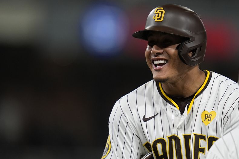 El dominicano Manny Machado, de los Padres de San Diego, sonríe tras batear un sencillo productor en el juego del martes 13 de agosto de 2024, ante los Piratas de Pittsburgh (AP Foto/Gregory Bull)