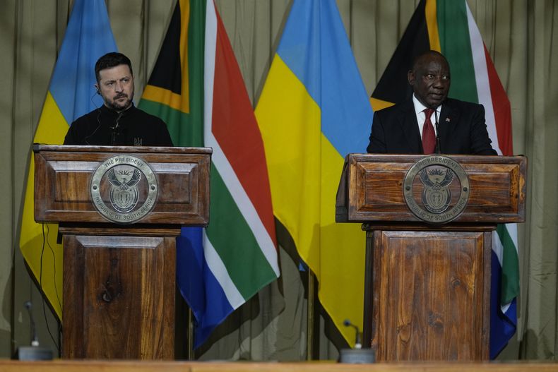 El presidente de Sudáfrica, Cyril Ramaphosa, y el presidente ucraniano, Volodymyr Zelenskyy, hablan ante los medios tras su reunión en los edificios de la Unión en Pretoria, Sudáfrica, el jueves 24 de abril de 2025. (AP Foto/Themba Hadebe)