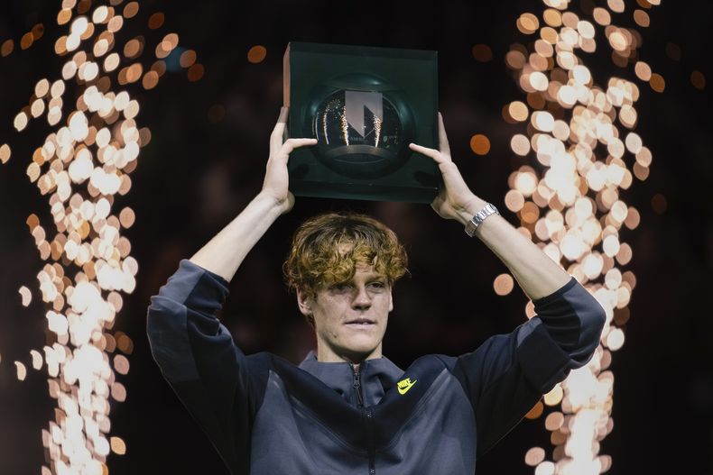 Jannik Sinner celebra tras vencer a Alex De Miñaur en la final del torneo de Rotterdam, el domingo 18 de febrero de 2024. (AP Foto/Peter Dejong)