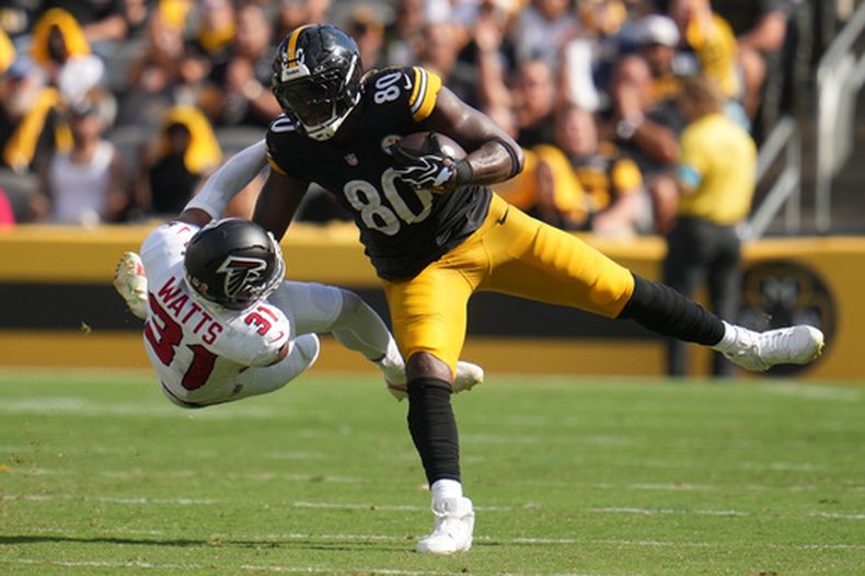 El ala cerrada de los Steelers de Pittsburgh, Darnell Washington (80), aleja con el brazo al safety de los Falcons de Atlanta, Xavier Watts (31), durante un partido de fútbol americano de la NFL, el domingo 13 de septiembre de 2026, en Pittsburgh. (Foto AP/Gene J. Puskar)