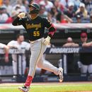 Esmerlyn Valdez (55), de los Piratas de Pittsburgh, hace un gesto mientras corre hacia el plato tras conectar un jonrón en la novena entrada de un partido de béisbol contra los Guardianes de Cleveland en Cleveland, el domingo 19 de julio de 2026. (Foto AP/Sue Ogrocki)