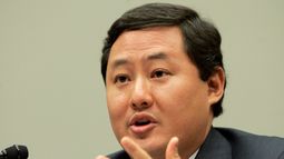 ARCHIVO - John Yoo, profesor de Derecho de la Universidad de California en Berkeley, testifica en el Capitolio en Washington, el 26 de junio de 2008. (AP Foto/Susan Walsh, Archivo)
