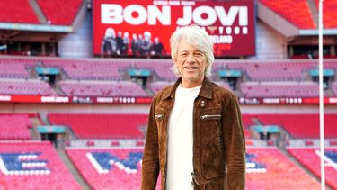 El cantante Jon Bon Jovi posa para una foto en una conferencia de prensa en el estadio de Wembley para hacer un anuncio y promocionar su nuevo álbum de colaboraciones, Forever, en el norte de Londres, el viernes 24 de octubre de 2025. (Ian West/PA via AP)
