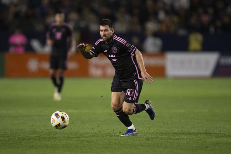 Lionel Messi del Inter Miami durante el partido contra el Galaxy de Los Ángeles, el domingo 25 de febrero de 2024, en Carson, California. (AP Foto/Kyusung Gong)