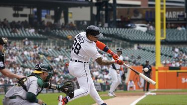 Javier Báez, de los Tigres de Detroit, batea un sencillo productor de dos carreras durante la primera entrada del juego de béisbol en contra de los Atléticos de Oakland, el jueves 6 de julio de 2023, en Detroit. (AP Foto/Carlos Osorio)
