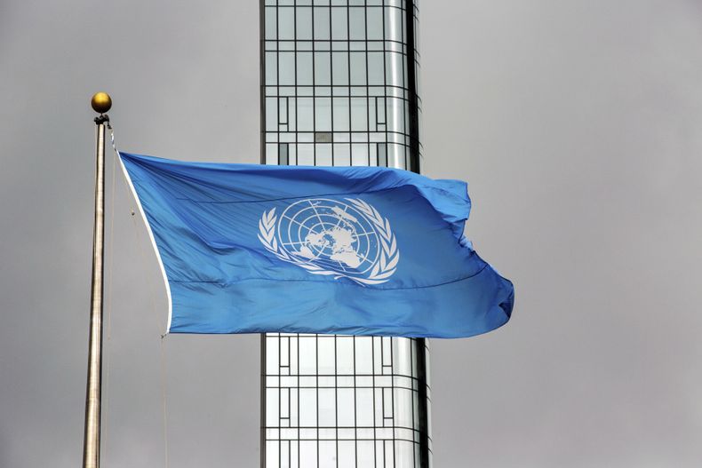 ARCHIVO - La bandena de Naciones Unidas, ondea en un día de tormenta en la sede de la ONU, durante la Asamblea General de Naciones Unidas, el 22 de septiembre de 2022. (AP Foto/Ted Shaffrey, archivo)