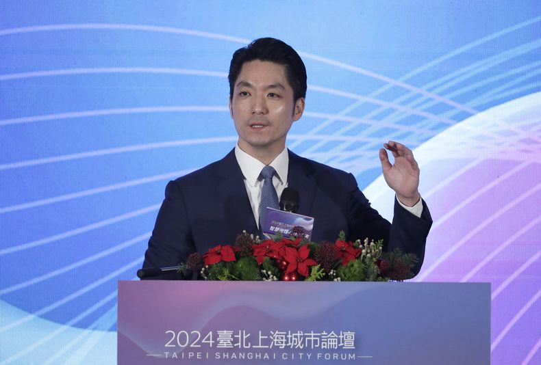 El alcalde de la ciudad de Taipéi, Chiang Wan-an, ofrece un discurso durante el Foro Taipéi-Shanghái, en Taipé, Taiwán, el 17 de diciembre de 2024. (AP Foto/Chiang Ying-ying)