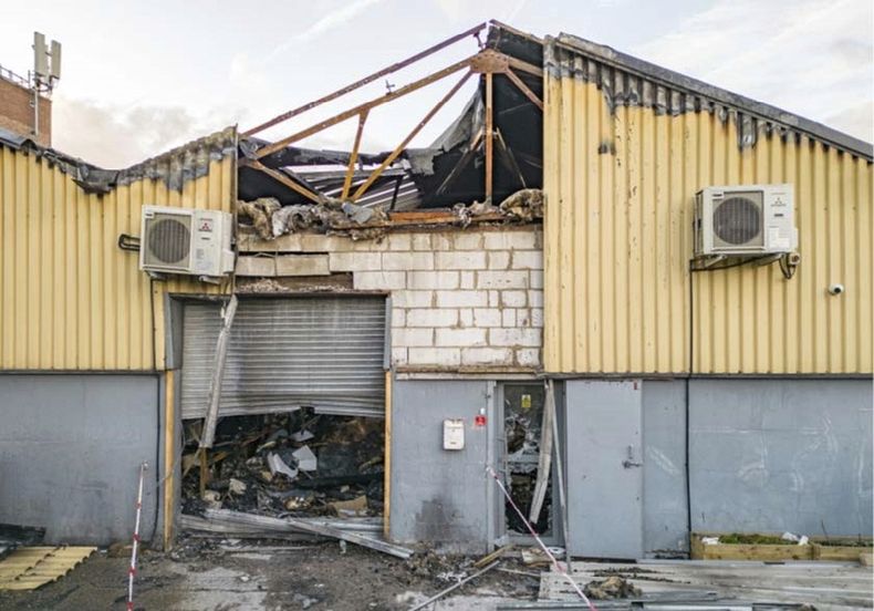 Esta foto sin fecha tomada en 2024 y proporcionada por la Policía Metropolitana de Londres el lunes 9 de junio de 2025 muestra daños en un almacén en el este de Londres con equipo para Ucrania, después de un incendio que, según los fiscales, fue organizado en nombre de los servicios de inteligencia de Rusia. (Policía Metropolitana de Londres vía AP)